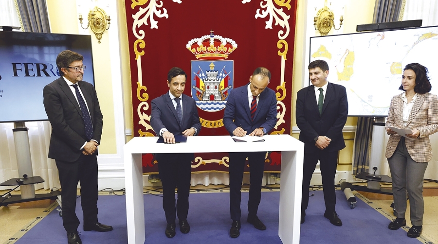 Un momento de la firma.