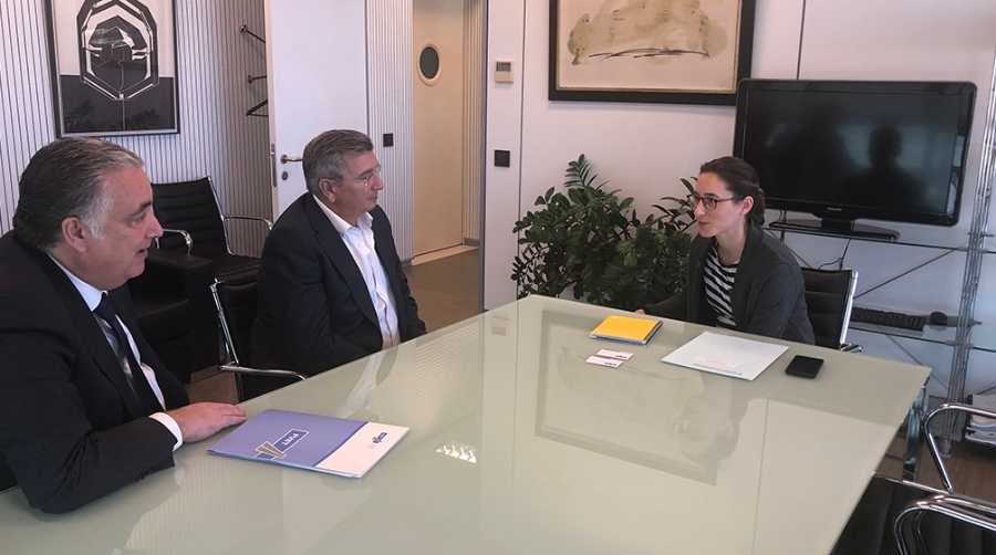 De izquierda a derecha: Carlos Garc&iacute;a, secretario general de la FVET; Carlos Prades, presidente de la FVET y Roser Obrer, directora general de Obras P&uacute;blicas, Transportes y Movilidad Sostenible de la Generalitat.