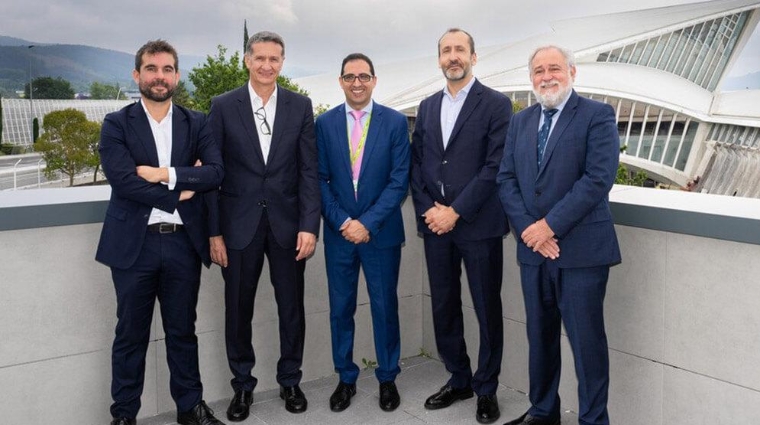 Francisco López Noguera, director de Operaciones de Aeropuertos de Iberia; José Luis de Luna, director de Aeropuertos de Iberia; Iván Grande, director del Aeropuerto de Bilbao; Carlos Suárez, director de Movilidad de Repsol; y José Ignacio Zudaire, adjunto al CEO de Petronor.