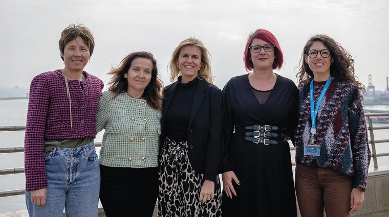 De izquierda a derecha: Gemma Peñalver, directora de Obra; Ana Arévalo, energy transition manager; Míriam Alaminos, subdirectora general i responsable de Economía Financiera; Debora Martín, responsable de Proyectos de Infraestructuras TIC; y María Martínez, técnica de Supervisión y Control de Obras y Servicios, de Port de Barcelona.