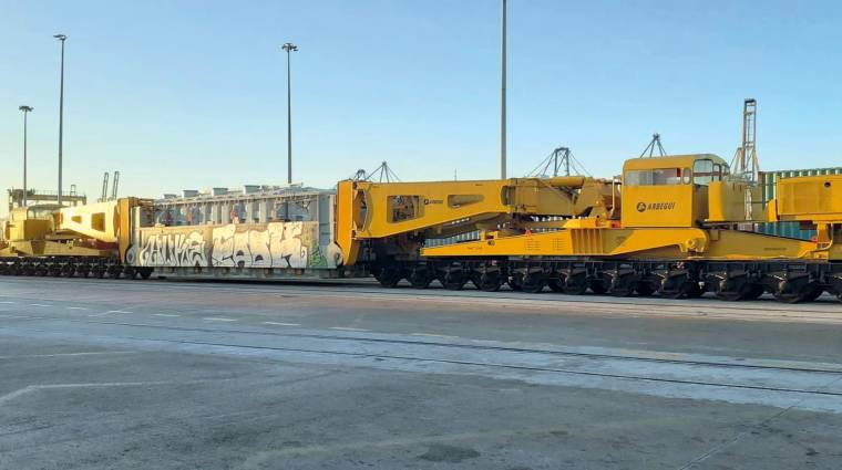 El transformador fue cargado en el Puerto de Valencia sobre un vagón de ferrocarril de 32 ejes de Arbegui que hizo el recorrido hasta Almansa, en Albacete.