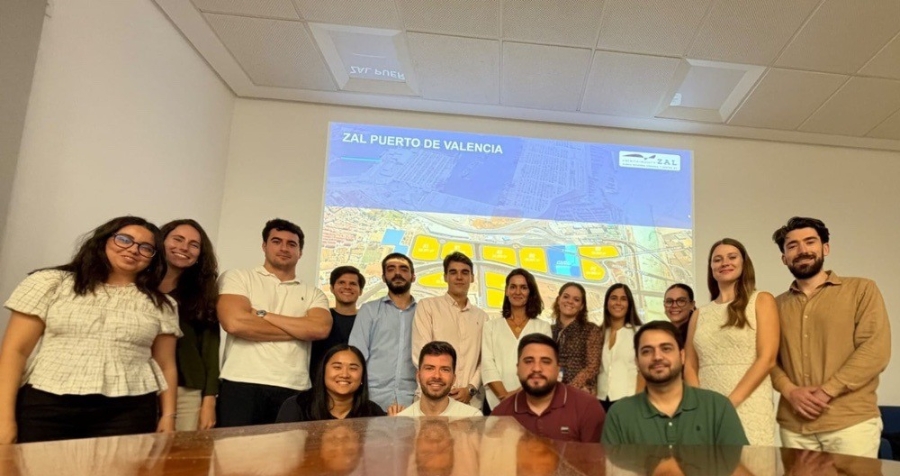 Fátima Zayed acerca la ZAL del Puerto de Valencia a Propeller Junior