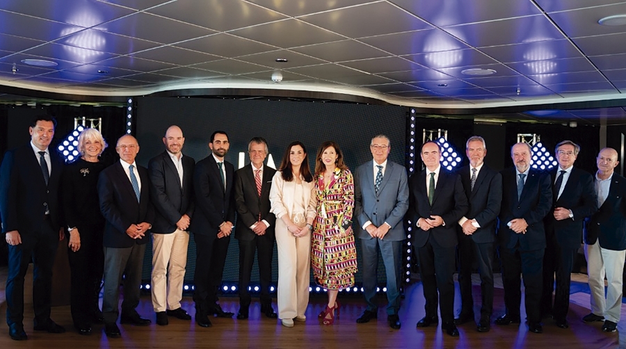 Autoridades presentes en la presentación de Alma Cruceros en Málaga.
