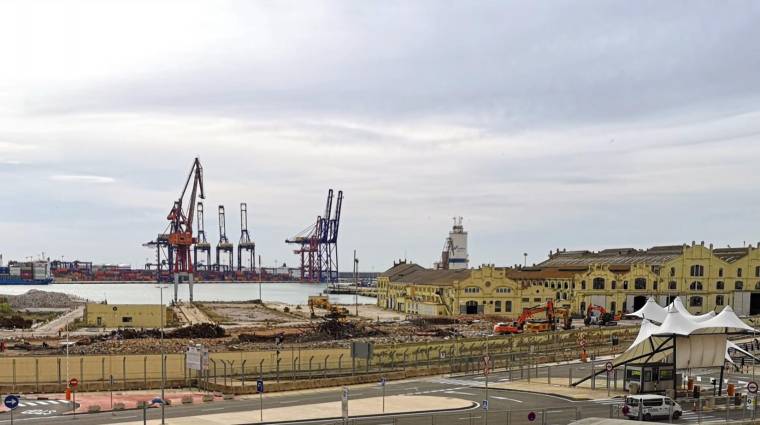 Las obras de adecuación de los terrenos que acogerá la futura terminal de pasajeros del Puerto de Valencia avanzan a buen ritmo.