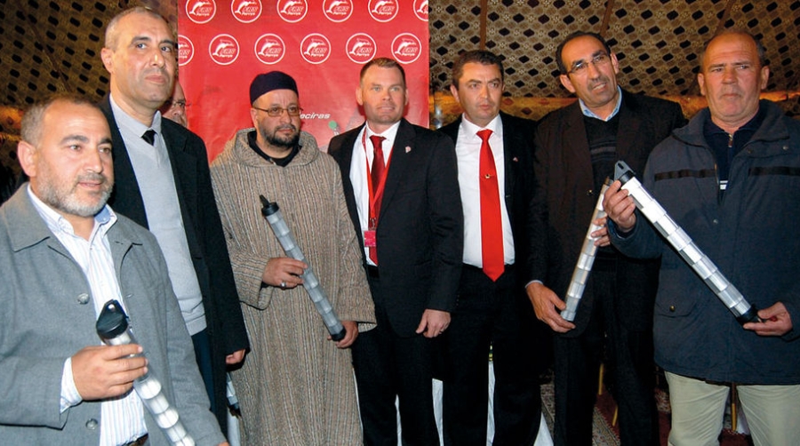 FRS Iberia dona unos sistemas reflectores de la energ&iacute;a del radar a los pescadores de T&aacute;nger-VILLE