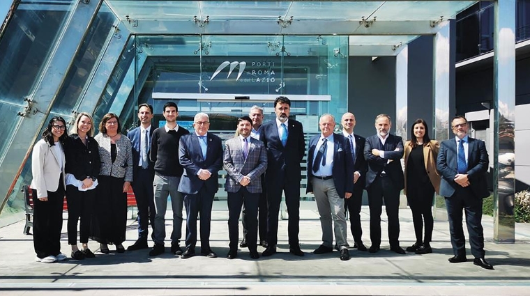 Lluís Salvadó, presidente de Port de Barcelona, junto a los miembros del consejor rector de la Escola Europea.