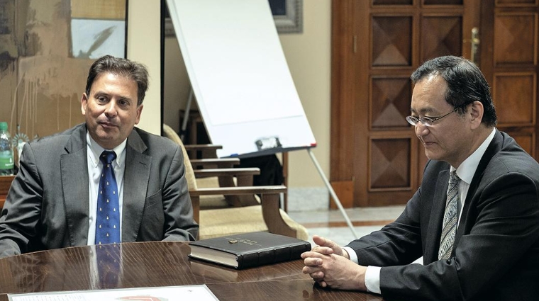 Luis Ibarra, presidente de la Autoridad Portuaria de Las Palmas, y Takahiro Nakamae, embajador de Japón en España.