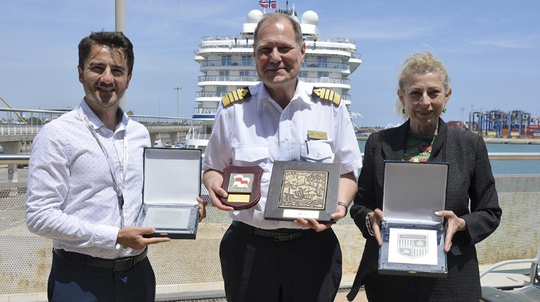 Raúl Soriano, del Departamento de Operaciones de Pérez y Cía en Valencia; Anders Steen, capitán del “Viking Saturn”; y Francesca Antonelli, jefa de Marketing y responsable de Cruceros de la Autoridad Portuaria de Valencia. Foto: Raúl Tárrega.