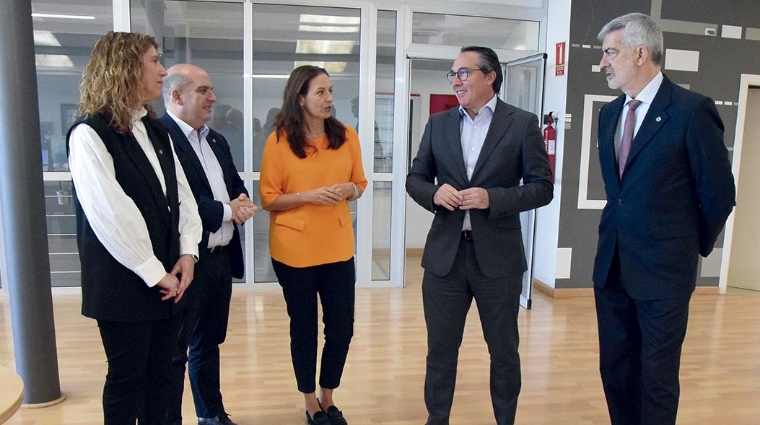 Rubén Ibáñez, presidente de PortCastelló, dialoga con Francisco Prado, director general de Grupo Diario, y parte del equipo de Grupo Diario.