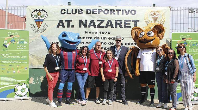 Responsables de Aportem y de At. Nazaret, con las mascotas del Levante UD y del Valencia CF.