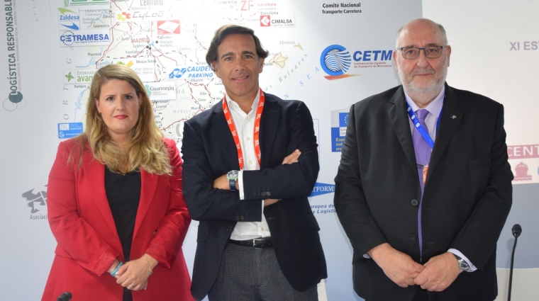 Arancha González, associate director research industry &amp; logistics de CBRE España; Carlos García, senior director investment properties industrial &amp; logistics de CBRE España; y Ramón Vázquez, presidente de ACTE, durante el acto de presentación del estudio. Foto: Loli Dolz.