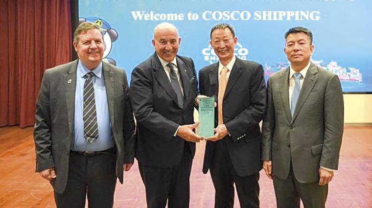 De izquierda a derecha: Guy Platten, secretario general de la ICS; Emanuele Grimaldi, presidente de la ICS; Feng Bo, vicepresidente ejecutivo de COSCO Shipping; y Zhang Shouguo, vicepresidente Ejecutivo de CSA.