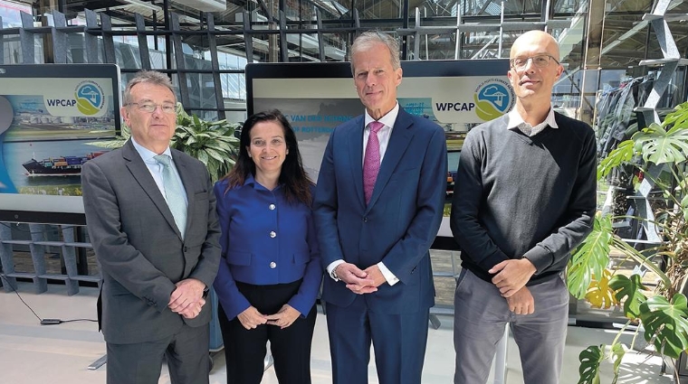 De izquierda a derecha: Santiago Garcia-Milà, subdirector general de Innovación y Estrategia de Negocio del Port de Barcelona; Ana Arévalo, Energy Transition manager; Allard Castelein, presidente del Puerto de Rotterdam; y Jordi Torrent, cabeza de Estratégia del Port de Barcelona.