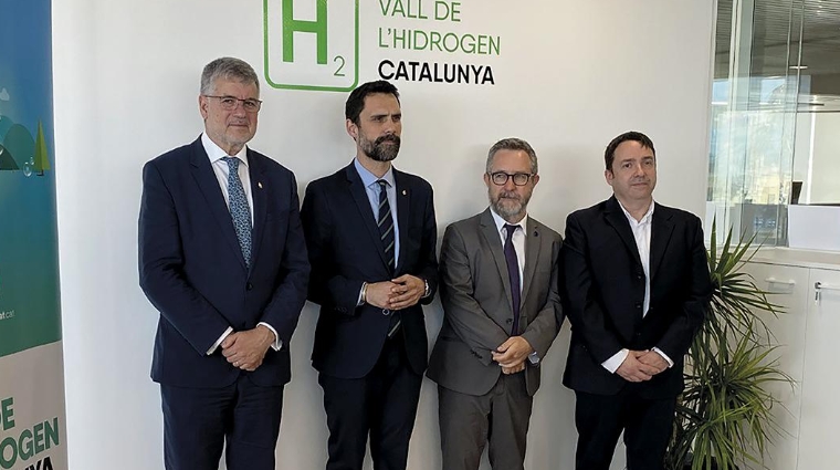 De izquierda a derecha: Pau Ricomà, alcalde de Tarragona; Roger Torrent, consejero de Empresa y Trabajo; Saül Garreta, presidente de la Autoridad Portuaria de Tarragona; y Isaac Justícia, director de la oficina técnica del Valle del Hidrógeno de Cataluña.