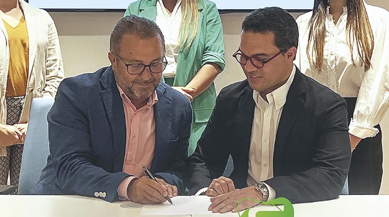 Un momento de la firma del acuerdo entre Decoexsa y MC Logistics.