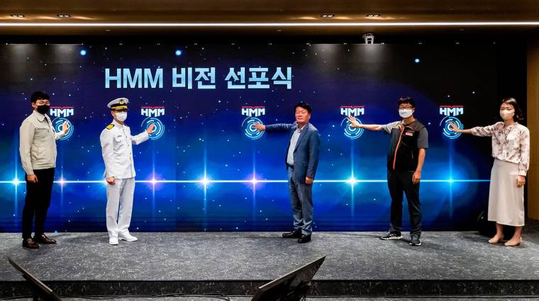 El CEO y presidente de HMM, Kim, Kyung Bae (tercero por la derecha) y los trabajadores en la presentación de la estrategia a medio y largo plazo celebrada en la sede de la compañía en Seúl el 14 de julio.