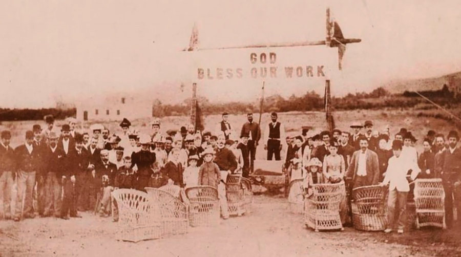 El 26 de febrero de 1883 la empresa Swanston colocó la primera piedra del entonces Puerto de Refugio de La Luz.