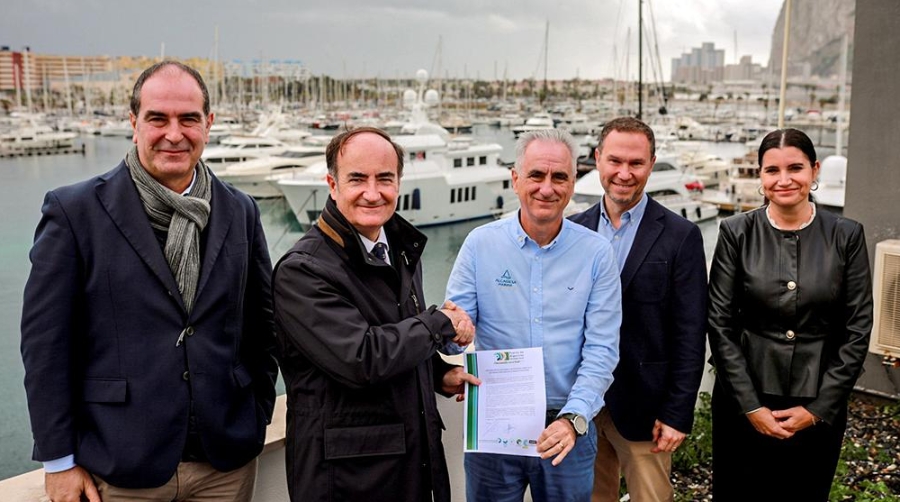 Acto de la firma de la adhesión del Alcaidesa Marina.