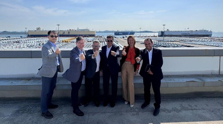 El presidente de la AP de Tarragona, Saül Garreta, con representantes de Bergé en las instalaciones de la terminal internacional de Pyeongtaek (PIRT).