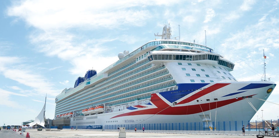 El &quot;Britannia&quot;, consignado por Transcoma, arriba a Alicante con 5.000 pasajeros a bordo
