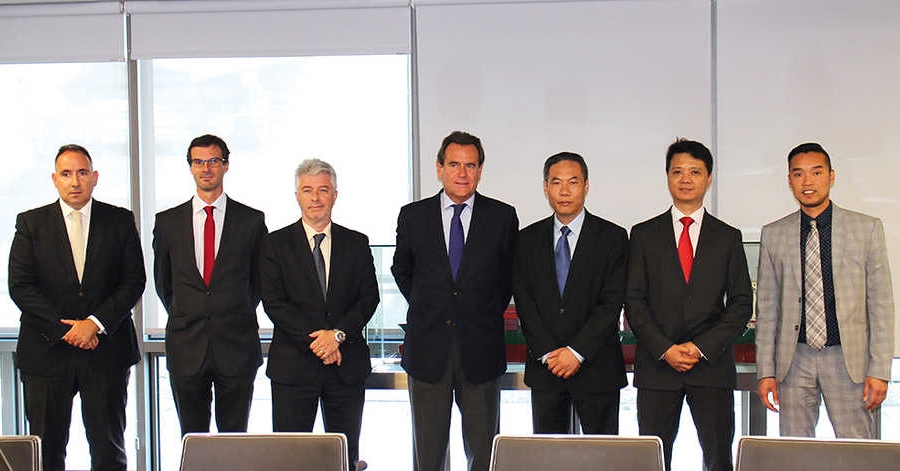 El embajador de Vietnam visita el Puerto de Barcelona para intensificar los intercambios comerciales
