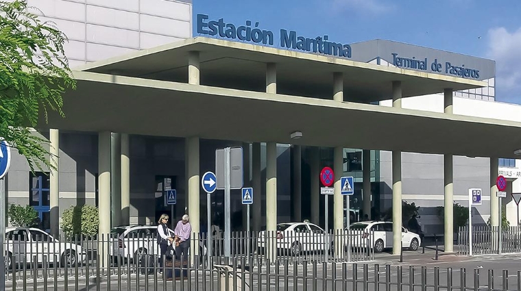 Las placas solares estarían ubicadas tanto en la cubierta de la terminal de pasajeros y otras construcciones de la zona.