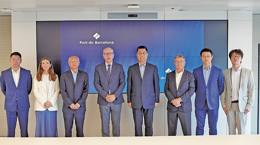 El presidente del Port de Barcelona, José Alberto Carbonell, junto con el vicepresidente y director de Operaciones del Puerto de Shanghai, Wang Haijian, acompañado por directivos de las autoridades portuarias.
