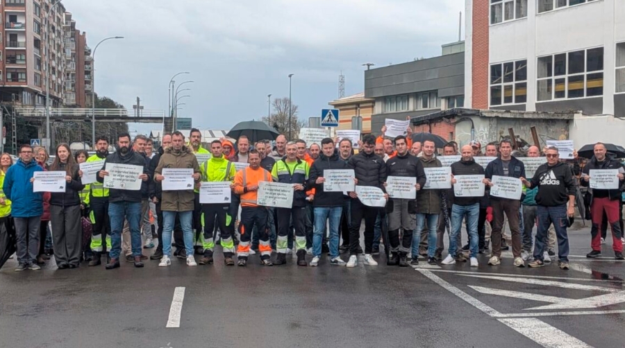 La concentración de protesta congregó este lunes a más de cien personas en representación de todos los colectivos que operan en el Puerto de Bilbao.