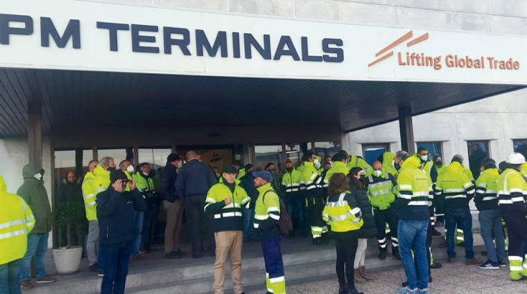 Trabajadores de APM Terminals Algeciras en la asamblea celebrada el viernes a mediod&iacute;a donde ratificaron el preacuerdo con la direcci&oacute;n de la compa&ntilde;&iacute;a.