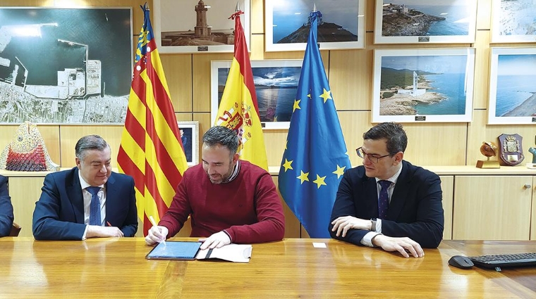 De izquierda a derecha: Francisco Javier Tudela, director banca de instituciones, Cent. Institucions Comunitat Valenciana; Jaime Casas, director de Instituciones de CaixaBank en la Comunitat Valenciana; Rafa Simó, presidente de la Autoridad Portuaria de Castellón; y José María Gómez, director general de la Autoridad Portuaria de Castellón.