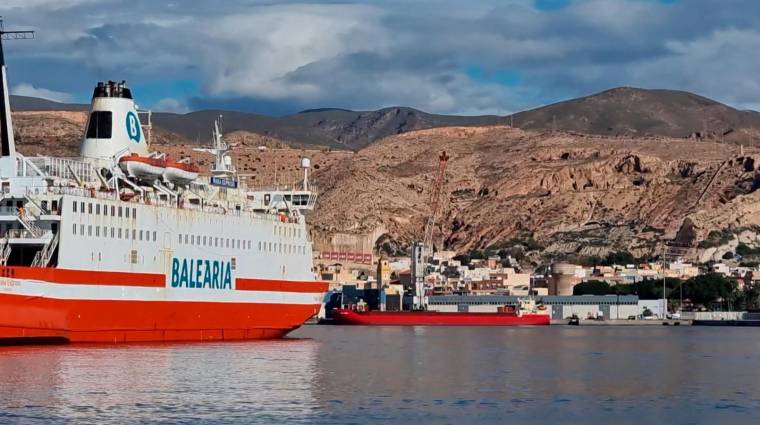 Más de 300 pasajeros y 100 vehículos embarcarán esta noche en el ferry Almería-Nador