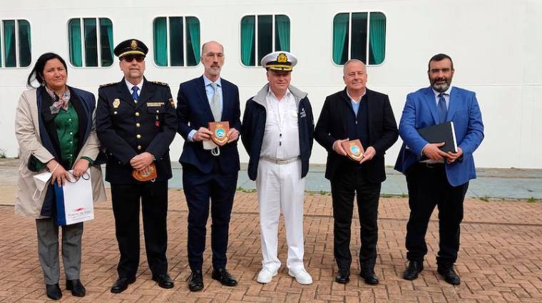 El presidente de la Autoridad Portuaria de Vigo, Jesús Vázquez Almuiña, ha dado la bienvenida al capitán del “Sky Princess”, el finlandés Juhani Laakkonen Heikki.