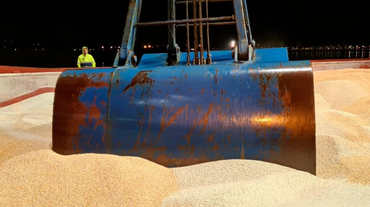 Procedente del puerto polaco de Gdansk, el “Supra” descargó 15.300 toneladas de maíz.