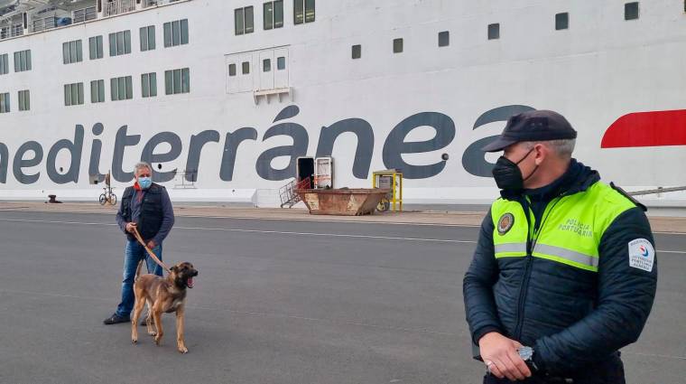 Un simulacro con un falso artefacto explosivo moviliza a la tripulación de un ferry y a las fuerzas de seguridad en el Puerto de Almería.