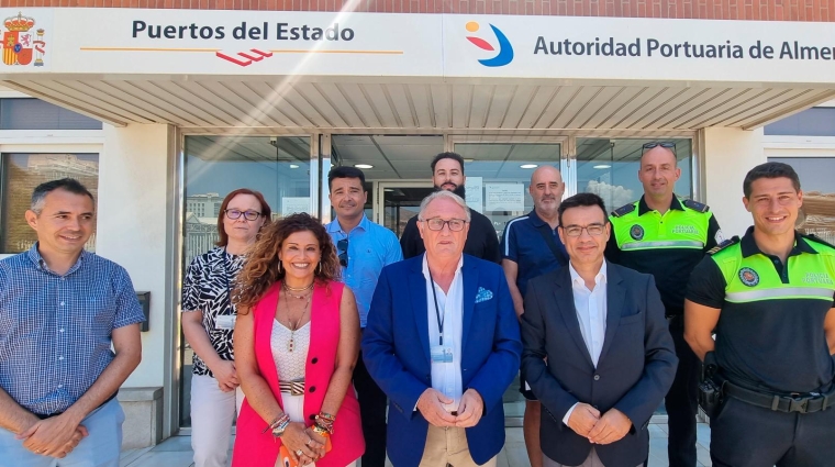 Foto de familia tras la firma del contrato de los nuevos integrantes de la Policía Portuaria.