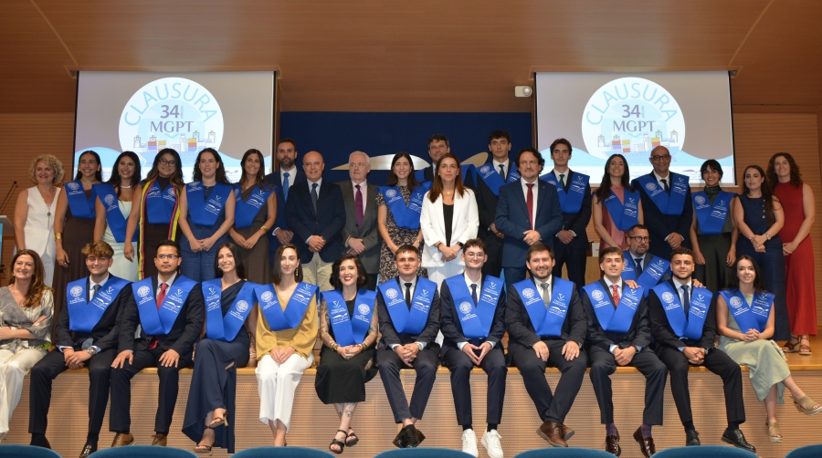 Alumnos de la promoción de la 34ª edición del Máster con las autoridades. Foto J.C:P.