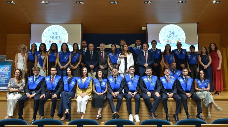 Alumnos de la promoción de la 34ª edición del Máster con las autoridades. Foto J.C:P.