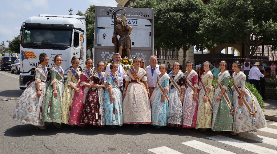 La Fallera Mayor de Valencia y su Corte de Honor junto a representantes de la FVET. Foto R. T.