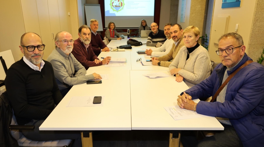 Miembros de la Junta de Gobierno del COACAV al inicio de la reunión mantenida hoy. Foto R. T.