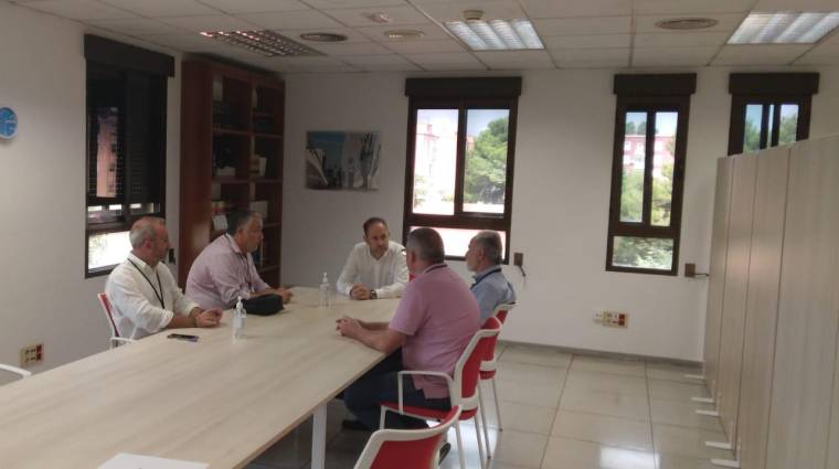 Un momento del encuentro entre representantes de la FVET y el concejal de Protección Ciudadana, Aarón Cano.