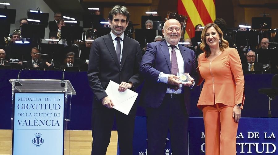 Francisco Lorente, director general de MSC España recogiendo el reconocimiento de manos de la alcaldesa de Valencia, María José Catalá.