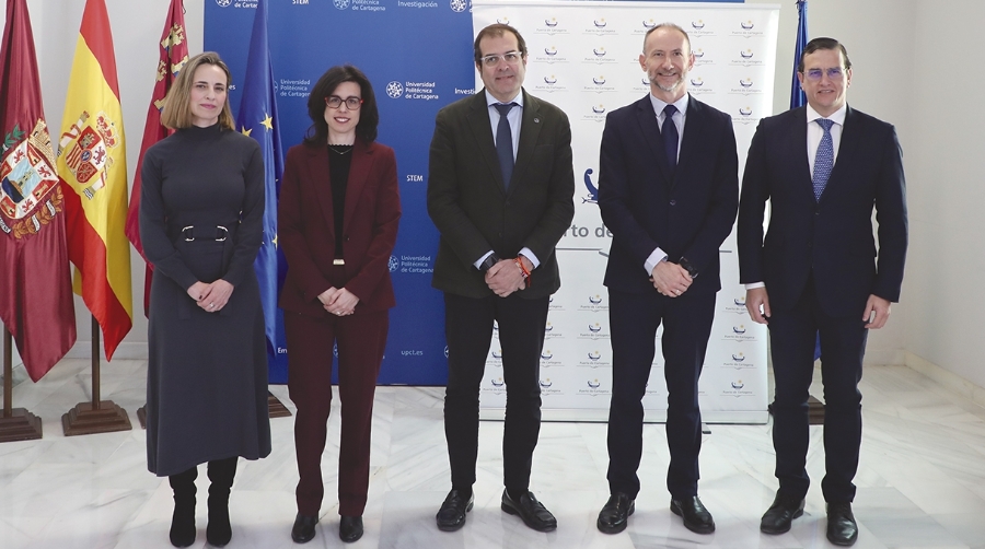 Participantes en la firma del convenio entre la Universidad Politécnica y la Autoridad Portuaria de Cartagena.