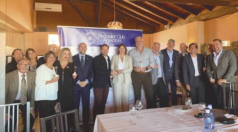 Propeller Valencia, entregó una estatuilla original a cada Club, como agradecimiento por el apoyo que todos los Propeller dieron, a través de Propeller Valencia y de Aportem – Puerto Solidario Valencia, a los damnificados por la DANA.