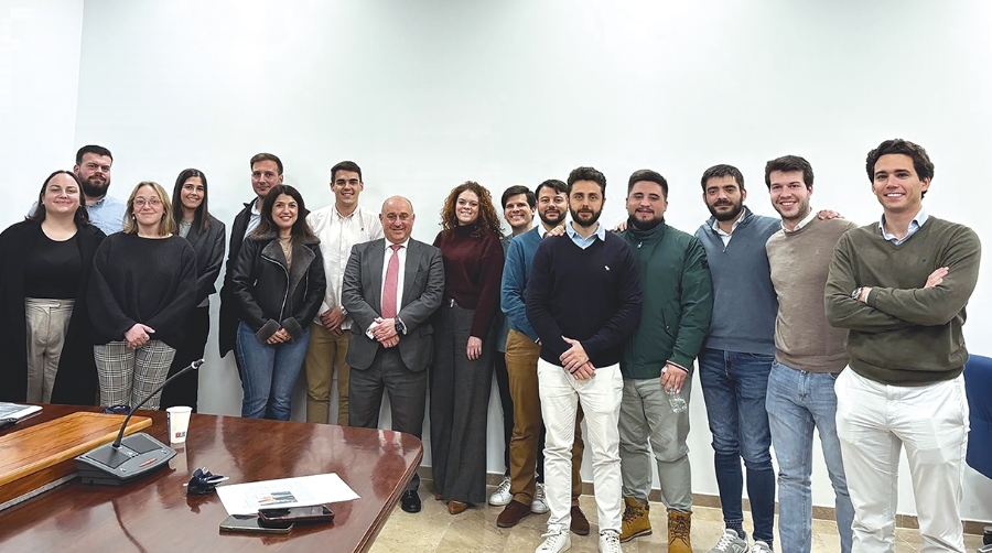 Enrique Belda, director de la Autoridad Portuaria de Valencia, junto con los socios de Propeller Junior.