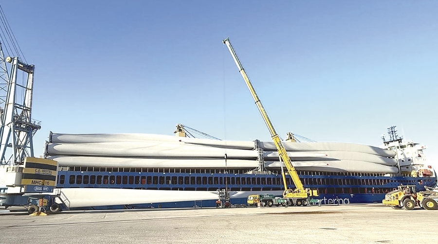 El Puerto de Motril acogió la carga de 61 palas para aerogeneradores.