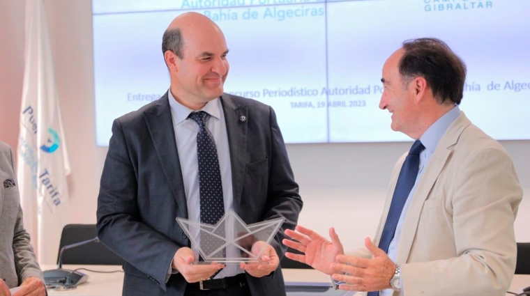 Miguel Juan Jiménez Rollán, director de Diario del Puerto, junto a Gerardo Landaluce, presidente de la APBA, esta mañana al inicio del acto.tras la entrega del premio.