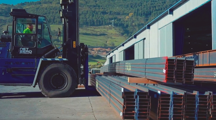 En el entorno portuario, la actividad logística intensiva exige equipos fiables y adaptados a un marco regulatorio cada vez más exigente.