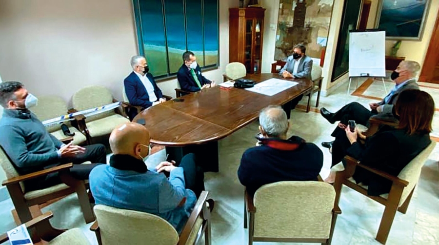 Un momento de la reunión entre la nueva Junta Directiva de Oneport y el presidente de la Autoridad Portuaria de Las Palmas, Luis Ibarra.