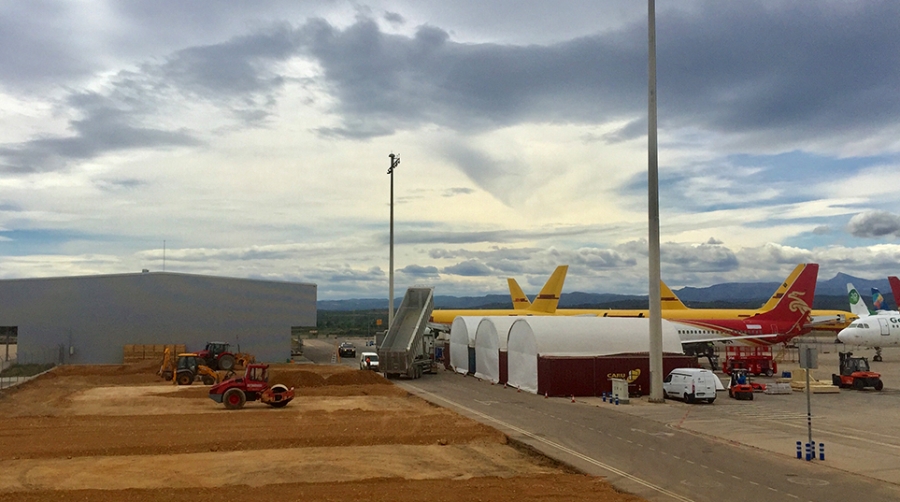 El aeropuerto de Castell&oacute; ampl&iacute;a la plataforma para dar respuesta al incremento de la actividad