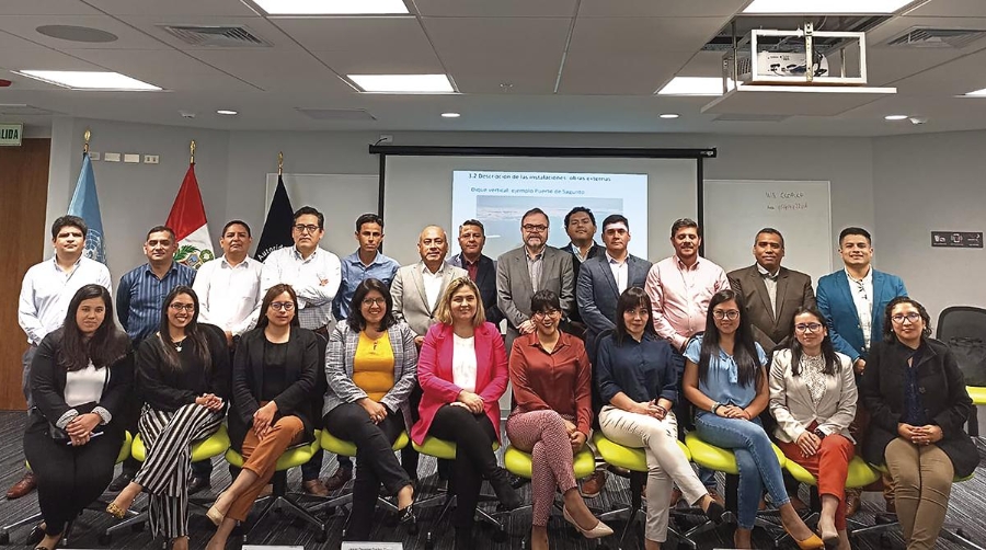 El jefe de Planificación de Infraestructuras y Desarrollo Portuario de la APV, Arturo Monfort, ha explicado a gerentes y mandos intermedios de la comunidad portuaria peruana la organización del Puerto de Valencia.
